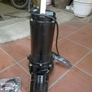 Bơm chìm Trung Quốc Thân gang 2.2Kw